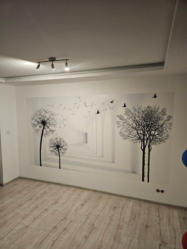 Monochromatyczny druk ścienny z motywem dmuchawców i drzewa, z perspektywicznym tunelem w tle, w nowoczesnym wnętrzu