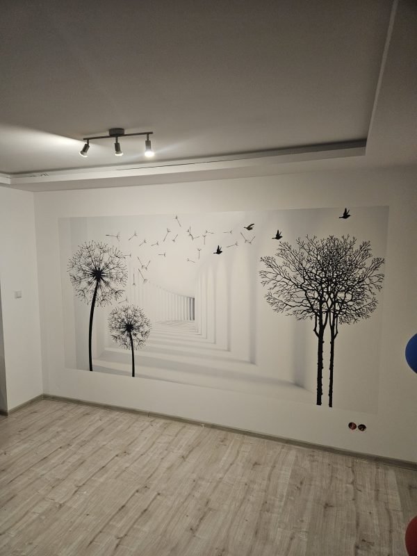 Monochromatyczny druk ścienny z motywem dmuchawców i drzewa, z perspektywicznym tunelem w tle, w nowoczesnym wnętrzu